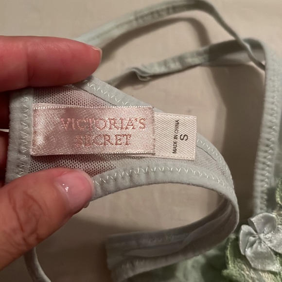 Victoria secret v string thong - Picture 5 of 9